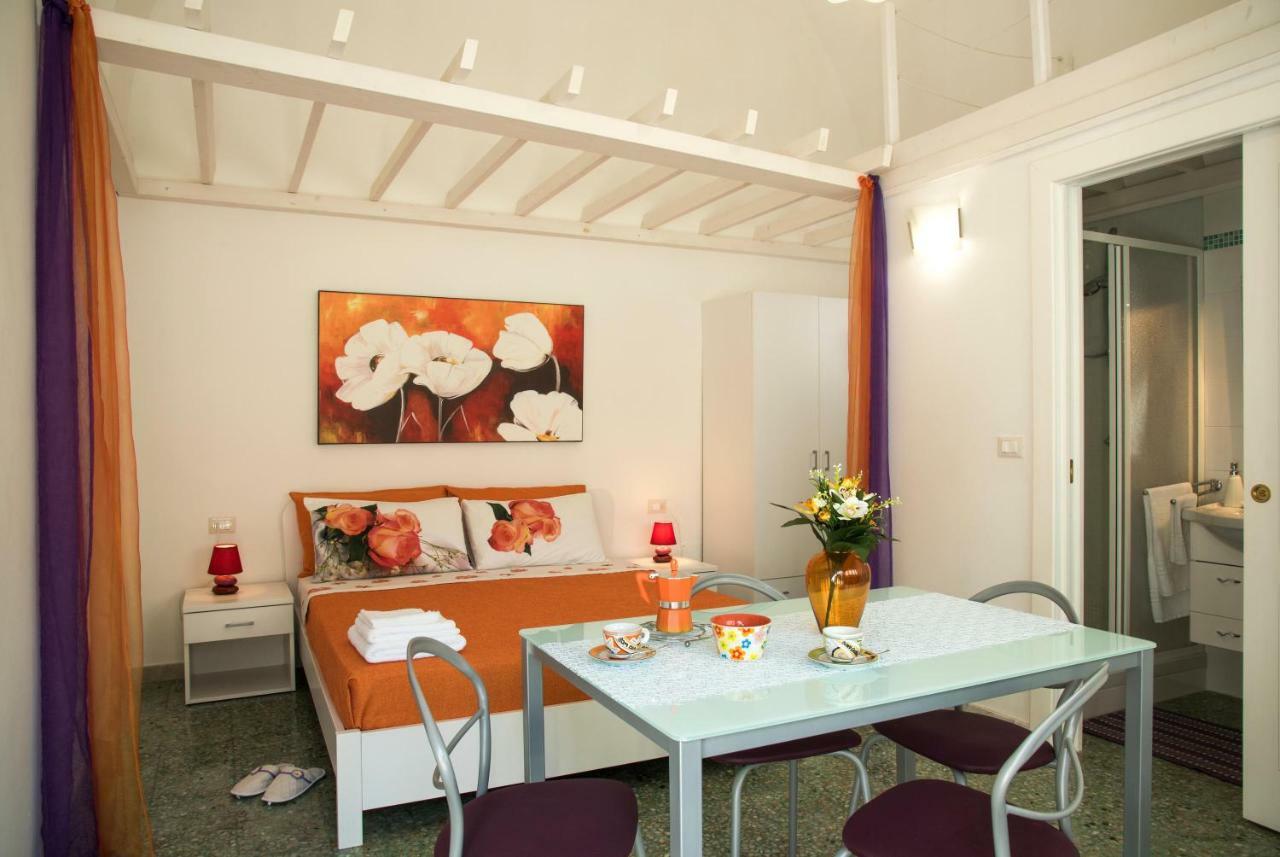 Le Tre Rose Di Gio Hotel Casamassella Bagian luar foto
